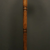 نمای نزدیک از دسته عصا آرمون با حلقه تزئینی رزین و فرم خمیده کلاسیک – محصولی خاص از عصاخان