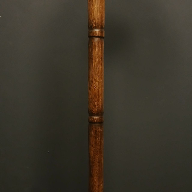 نمای نزدیک از دسته عصا آرمون با حلقه تزئینی رزین و فرم خمیده کلاسیک – محصولی خاص از عصاخان