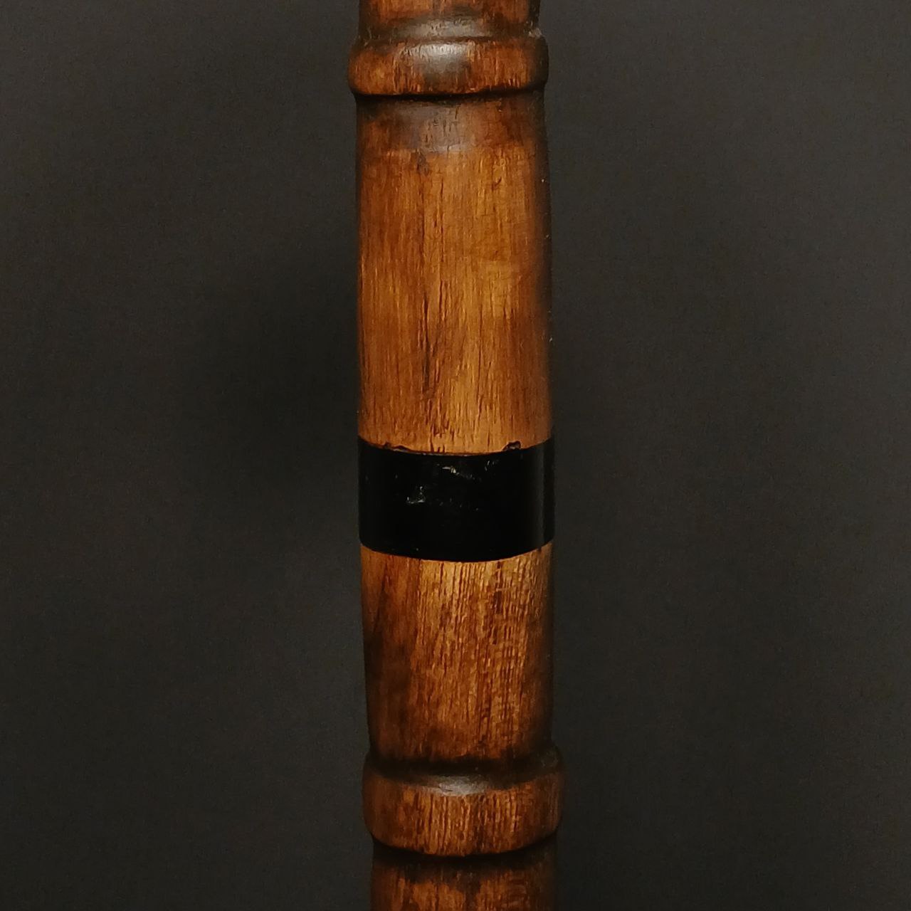 کلوزآپ از بافت طبیعی چوب ون در دسته عصای آرمون با جزئیات رزین رنگی