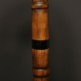 کلوزآپ از بافت طبیعی چوب ون در دسته عصای آرمون با جزئیات رزین رنگی