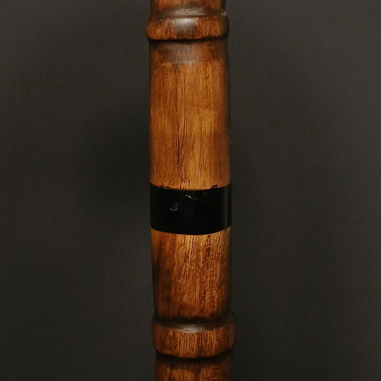 کلوزآپ از بافت طبیعی چوب ون در دسته عصای آرمون با جزئیات رزین رنگی