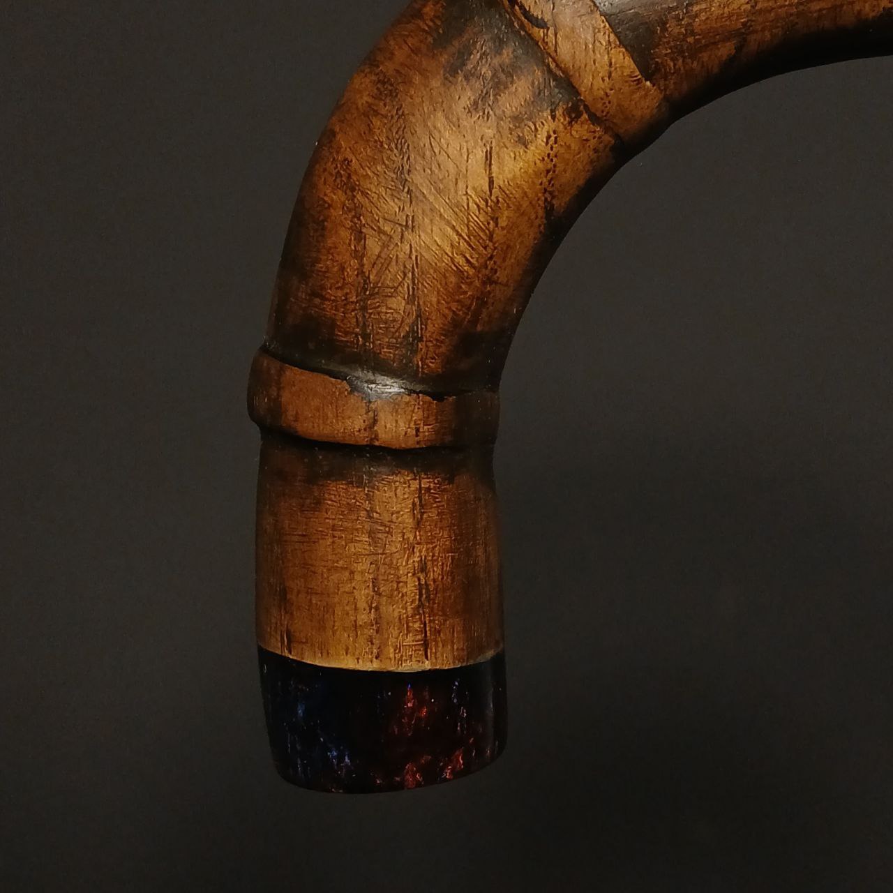 بدنه عصا آرمون از چوب آزاد با خطوط تزئینی مشکی و حلقه رزینی آبی‌سرخ – طراحی منحصربه‌فرد