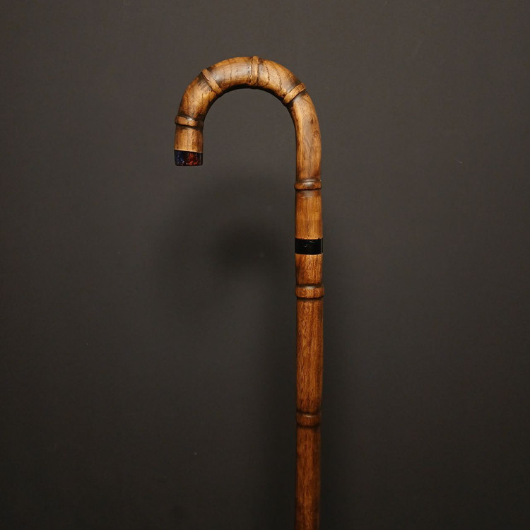 زاویه پشت دسته عصای مدل آرمون با فرم خمیده و پرداخت دستی – ساخت ایران، برند عصاخان