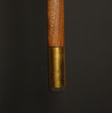 تصویر تزئینی از عصا آرمون در پسزمینه مشکی برای نمایش ظرافت رزین و چوب طبیعی