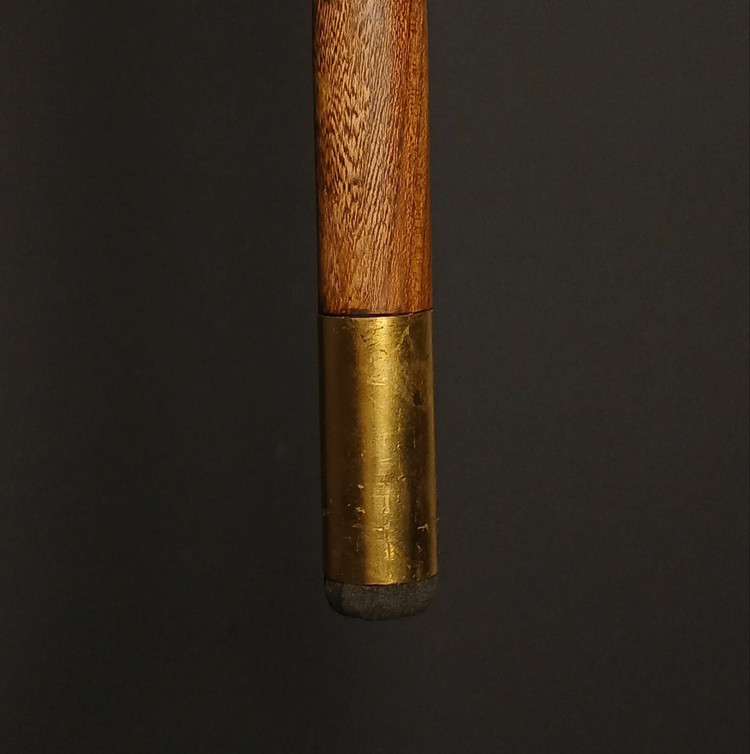 تصویر تزئینی از عصا آرمون در پسزمینه مشکی برای نمایش ظرافت رزین و چوب طبیعی