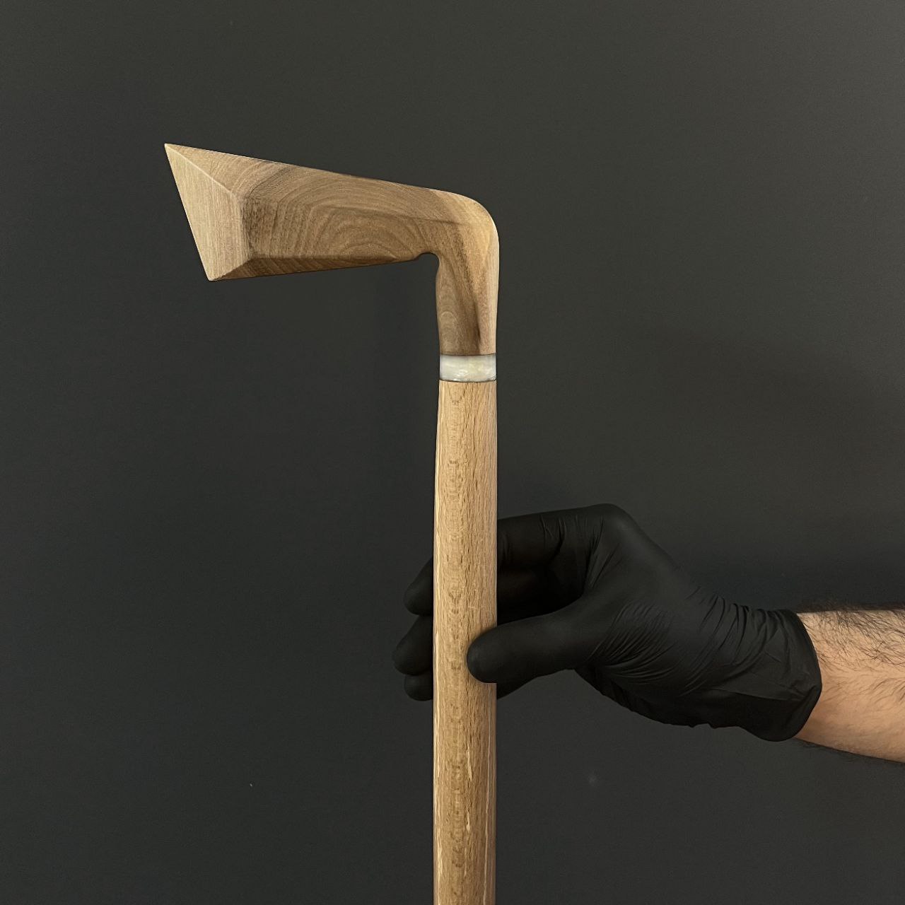 نمای جانبی از حلقه تزئینی رزینی روی عصای طرح چوب گلف، با درخشش ملایم و طراحی ظریف