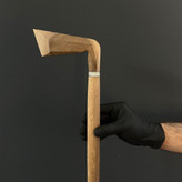 نمای جانبی از حلقه تزئینی رزینی روی عصای طرح چوب گلف، با درخشش ملایم و طراحی ظریف