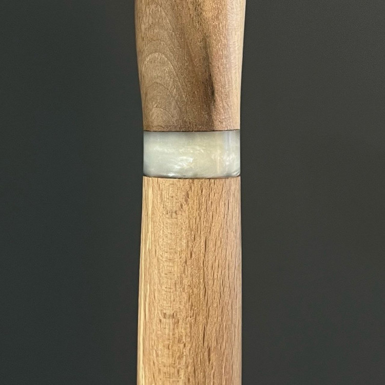 تصویر عصای مدل گلف در محیط ساده با پسزمینه تیره، مناسب برای پیادهروی و کلکسیونهای خاص و کلاسیک