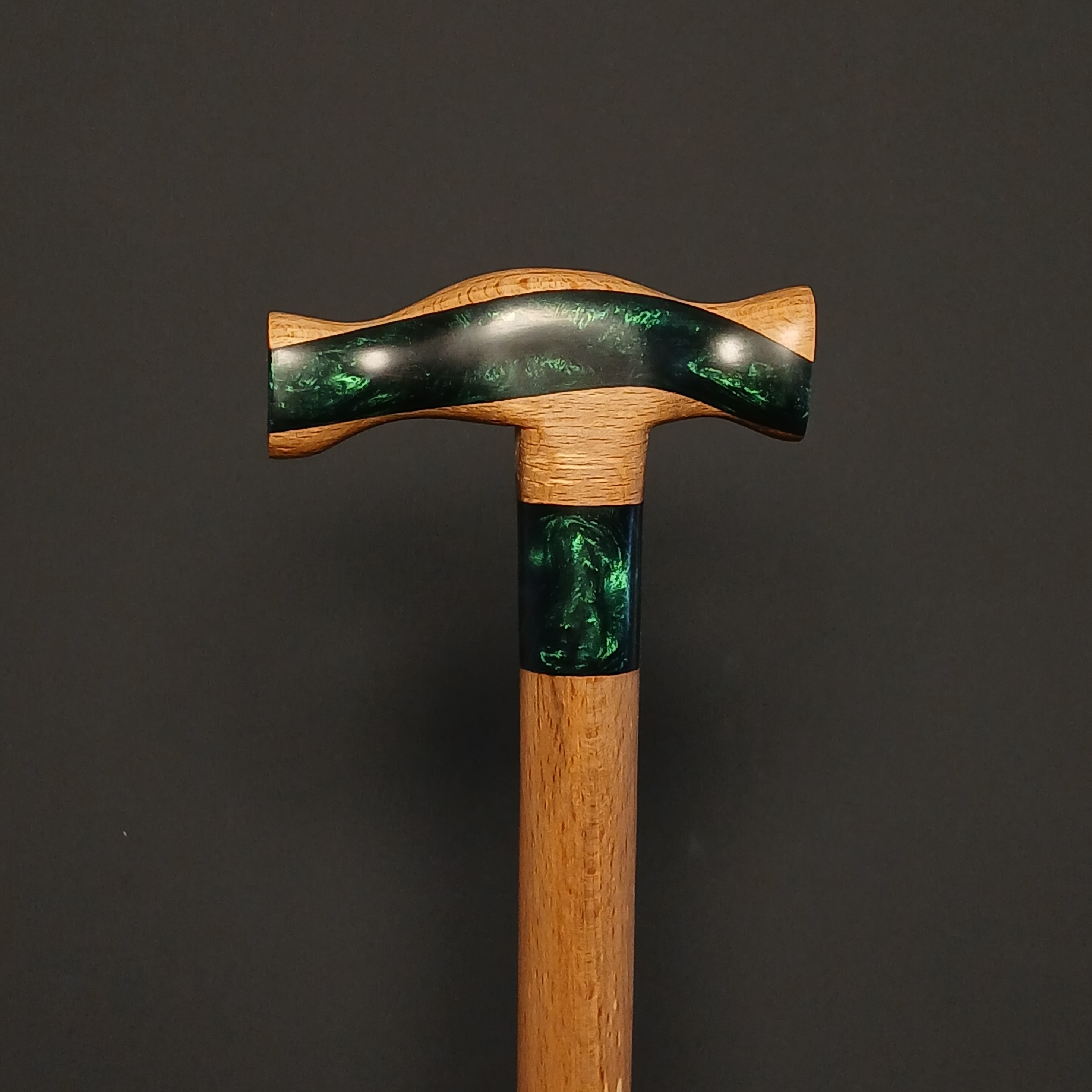 عصای دست‌ساز چوب راش گرجستان با دسته ارگونومیک و تزئین رزینی سبز