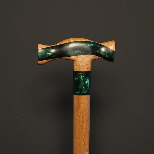 عصای دستساز چوب راش گرجستان با دسته ارگونومیک و تزئین رزینی سبز
