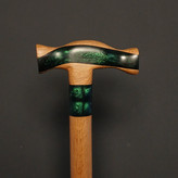 نمای نزدیک از دستهی عصا مدل آذرنوش، ساختهشده از چوب طبیعی با فرم ارگونومیک و خطوط هنری چشمنواز