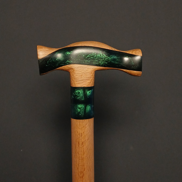 نمای نزدیک از دستهی عصا مدل آذرنوش، ساختهشده از چوب طبیعی با فرم ارگونومیک و خطوط هنری چشمنواز