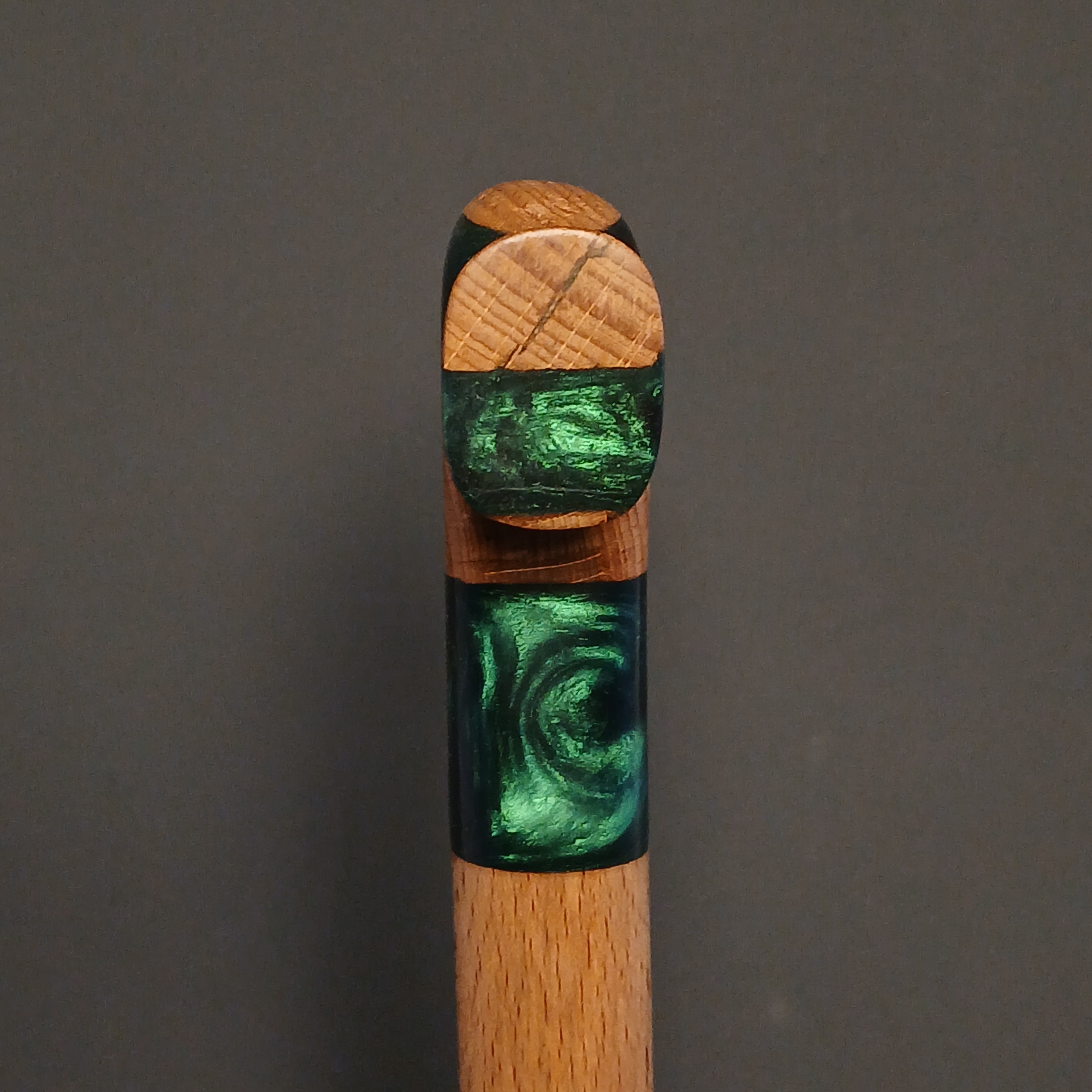 تصویر کامل عصای آذرنوش با بدنه‌ی یک‌دست و براق، طراحی سنتی با حس قدرت و ظرافت هم‌زمان