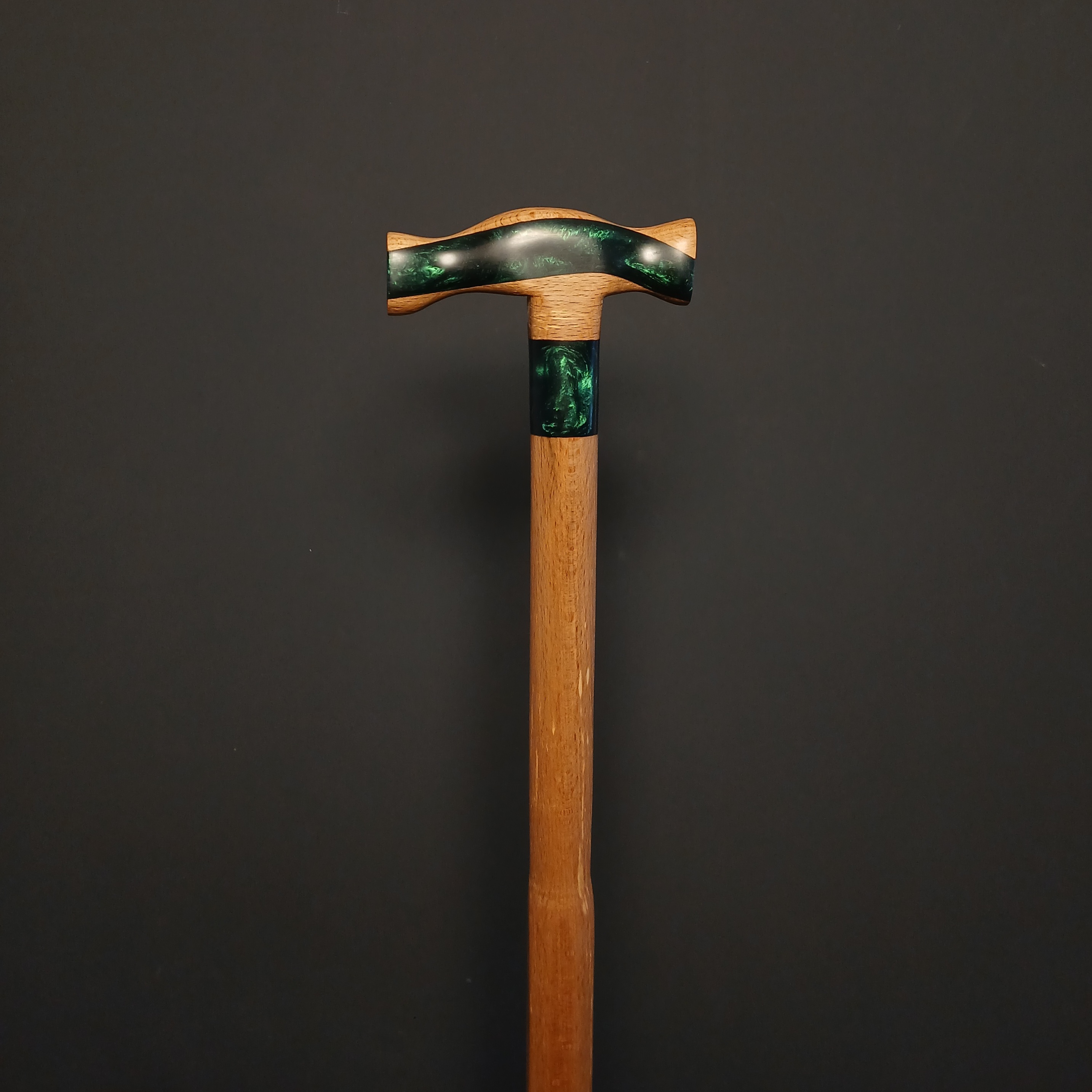 نمای جانبی حلقه‌ی تزئینی رزینی در عصا مدل آذرنوش، ترکیب بی‌نظیر چوب و رزین در سبک کلاسیک ایرانی