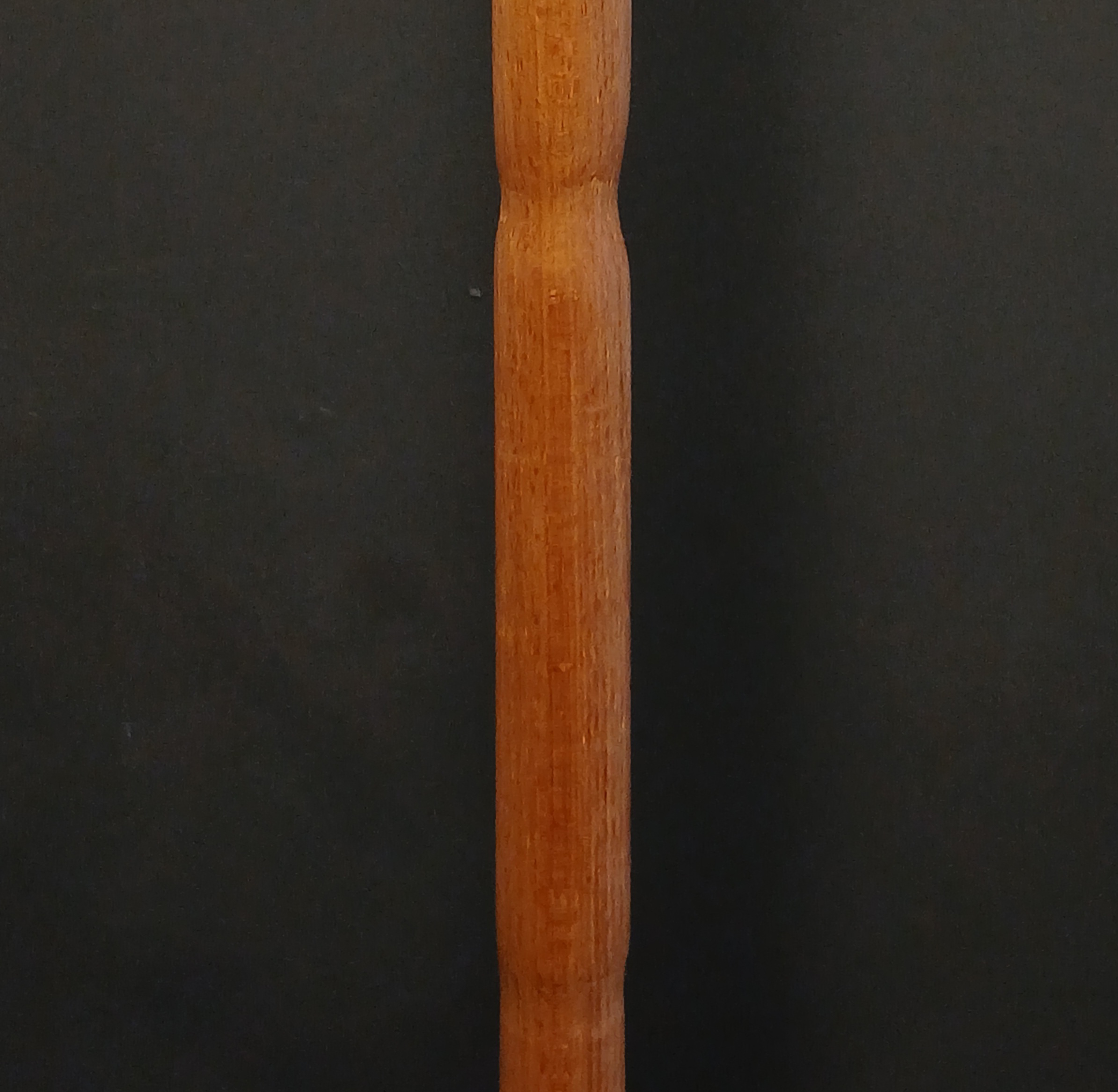 عصا مدل آذرنوش در محیط نورگیر، نمایانگر بافت چوب آزاد و دسته‌ی خوش‌تراش آن برای استفاده روزمره یا کلکسیونی