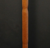 عصا مدل آذرنوش در محیط نورگیر، نمایانگر بافت چوب آزاد و دستهی خوشتراش آن برای استفاده روزمره یا کلکسیونی