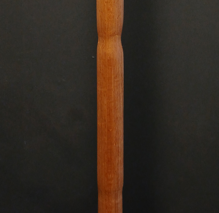 عصا مدل آذرنوش در محیط نورگیر، نمایانگر بافت چوب آزاد و دستهی خوشتراش آن برای استفاده روزمره یا کلکسیونی