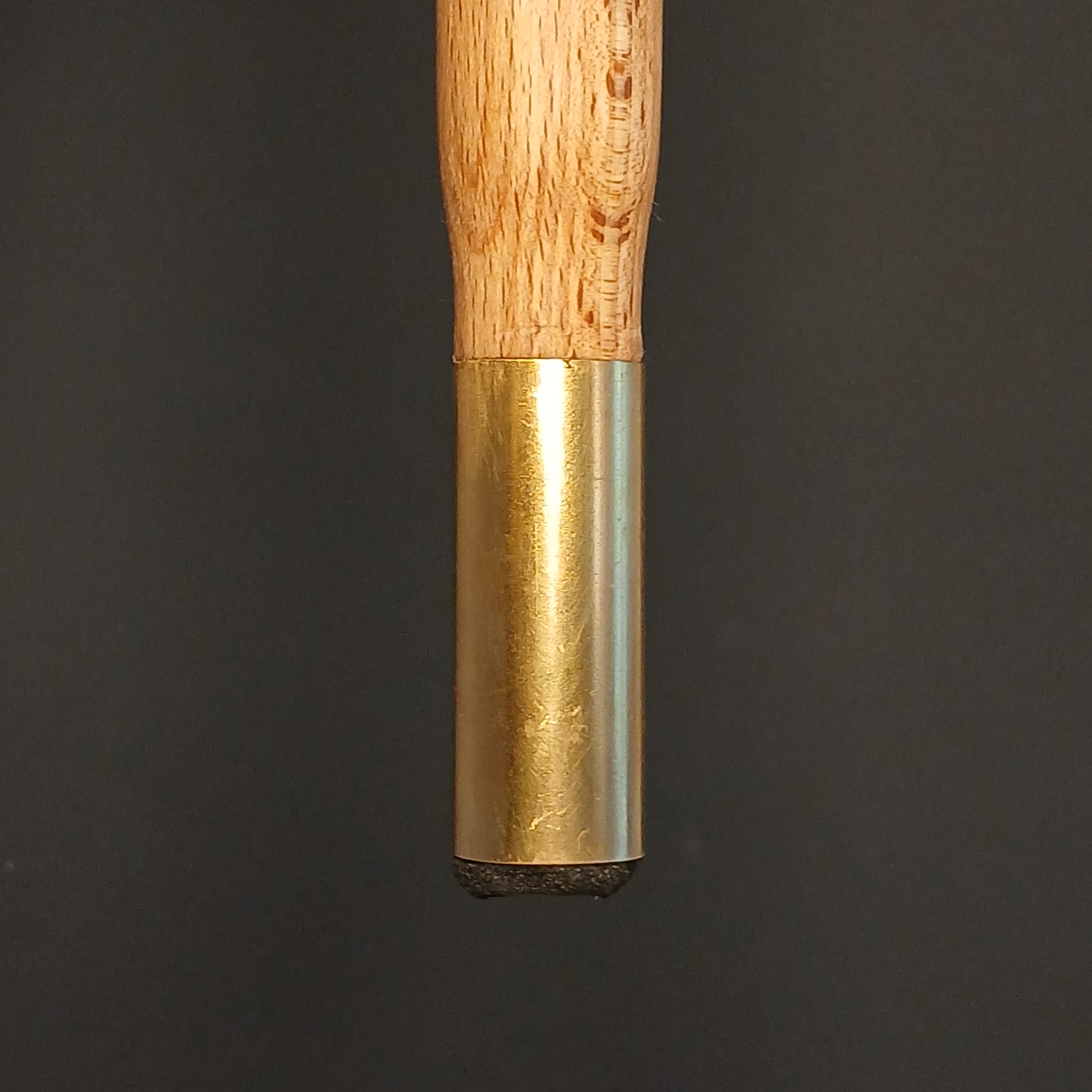 عکس زیبای عصا مدل آذرنوش قرارگرفته روی پس‌زمینه‌ی تیره، مناسب برای نمایش قدرت طراحی و جزئیات ظریف محصول