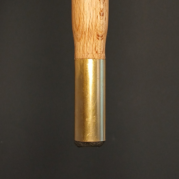 عکس زیبای عصا مدل آذرنوش قرارگرفته روی پسزمینهی تیره، مناسب برای نمایش قدرت طراحی و جزئیات ظریف محصول