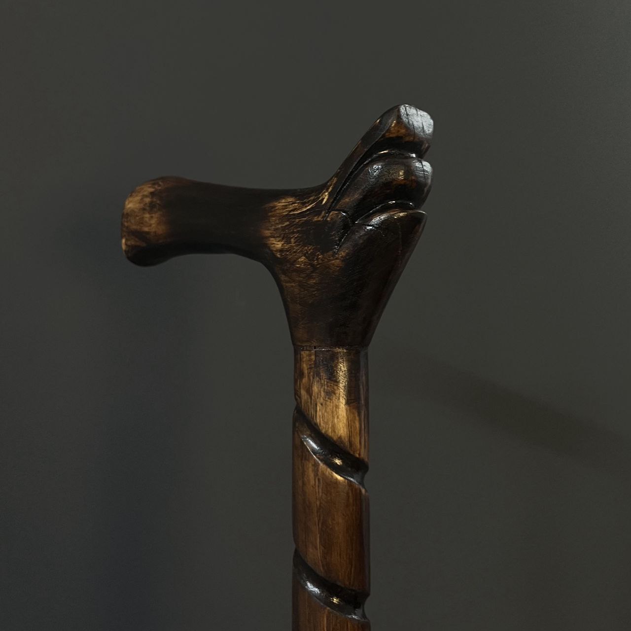 عصا دست‌ساز مدل اساطیر در دست انسان برای نمایش اندازه واقعی