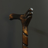 عصا دستساز مدل اساطیر در دست انسان برای نمایش اندازه واقعی