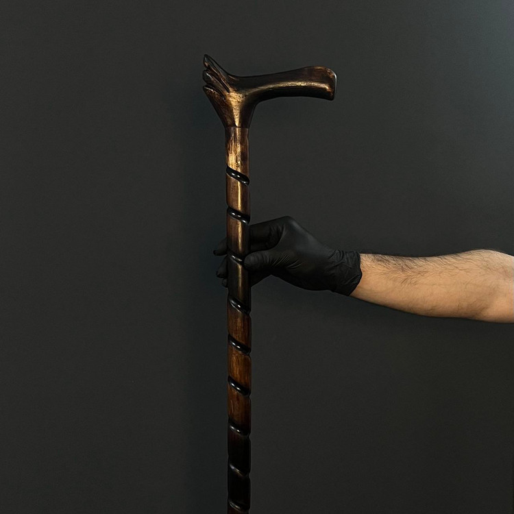 عکس کامل از عصا مدل اساطیر با زمینه تیره و جلوه درخشان چوب