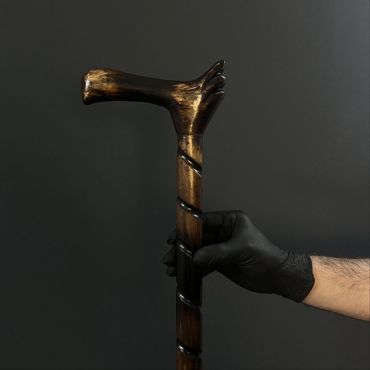 جزئیات ظریف پرداخت چوب ون در عصا مدل اساطیر