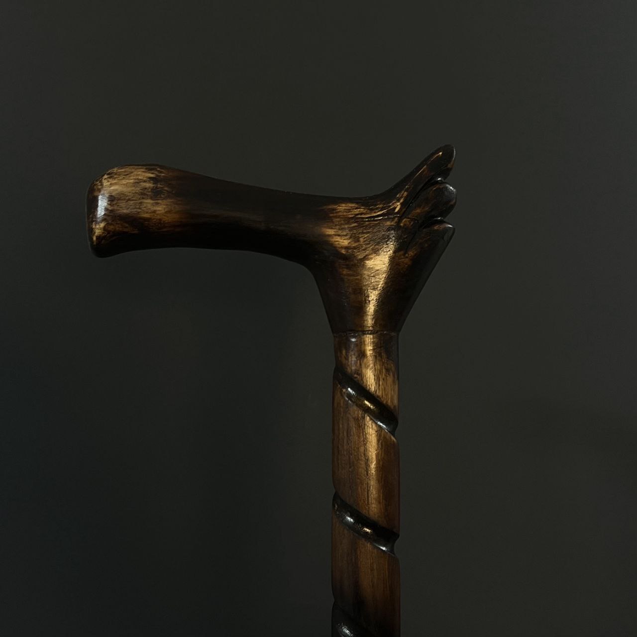 نمای نزدیک دسته عصا مدل اساطیر ساخته شده از چوب ون