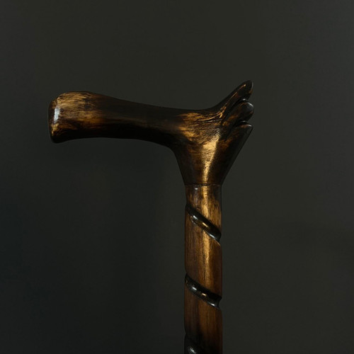 نمای نزدیک دسته عصا مدل اساطیر ساخته شده از چوب ون