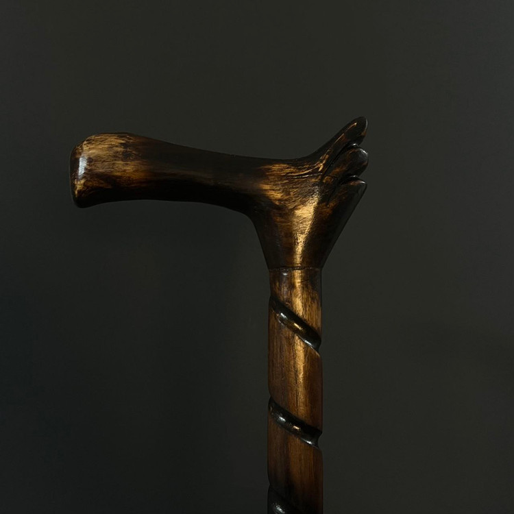 نمای نزدیک دسته عصا مدل اساطیر ساخته شده از چوب ون