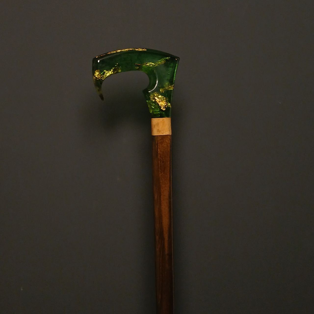 عکس عصا مدل زمردین با دسته رزینی سبز زمردی و بدنه چوب راش گرجستان، طراحی دست‌ساز لوکس ایرانی.