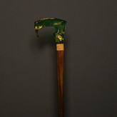 عکس عصا مدل زمردین با دسته رزینی سبز زمردی و بدنه چوب راش گرجستان، طراحی دستساز لوکس ایرانی.