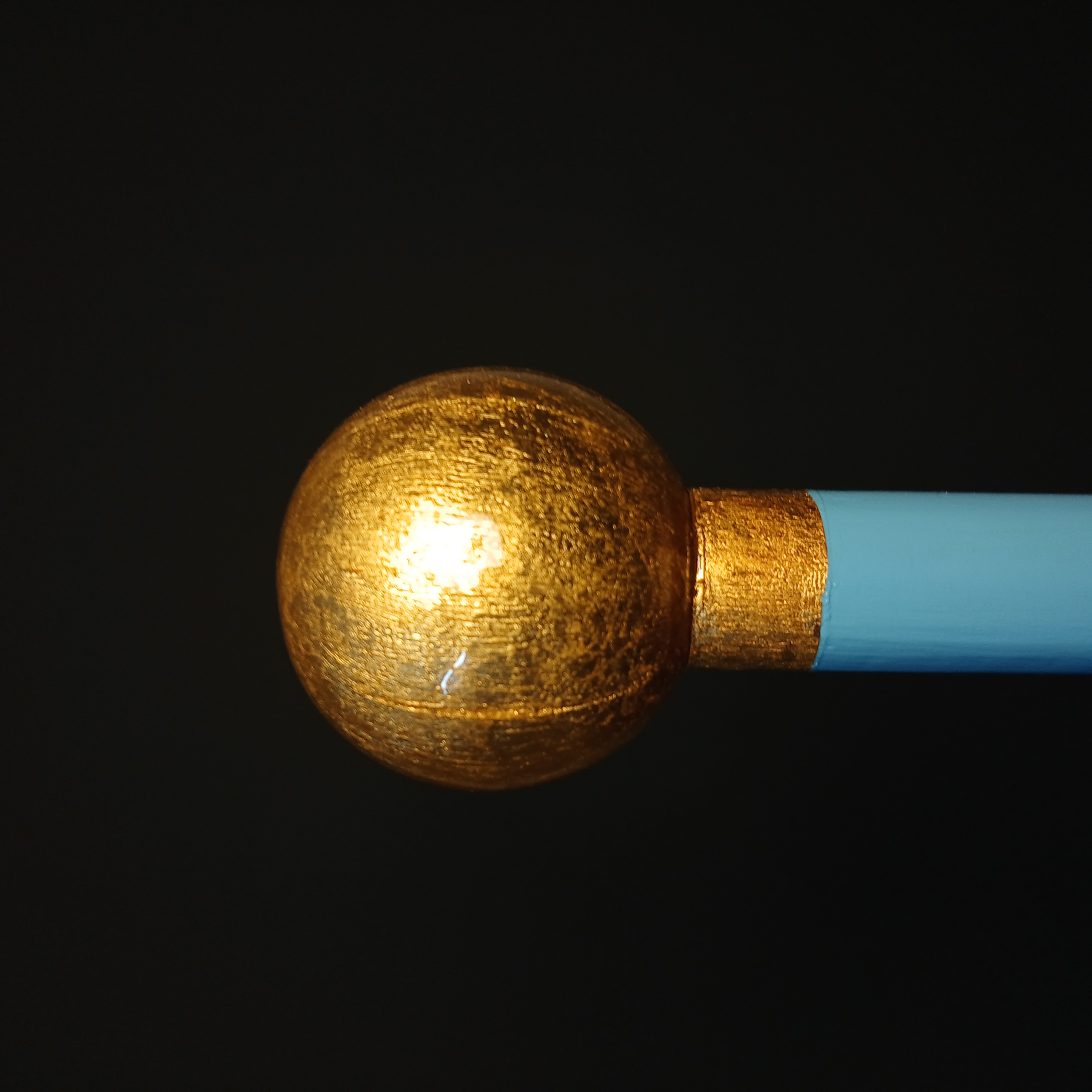 عصا شاهی مدل ماندانا با دسته طلایی کروی و بدنه آبی