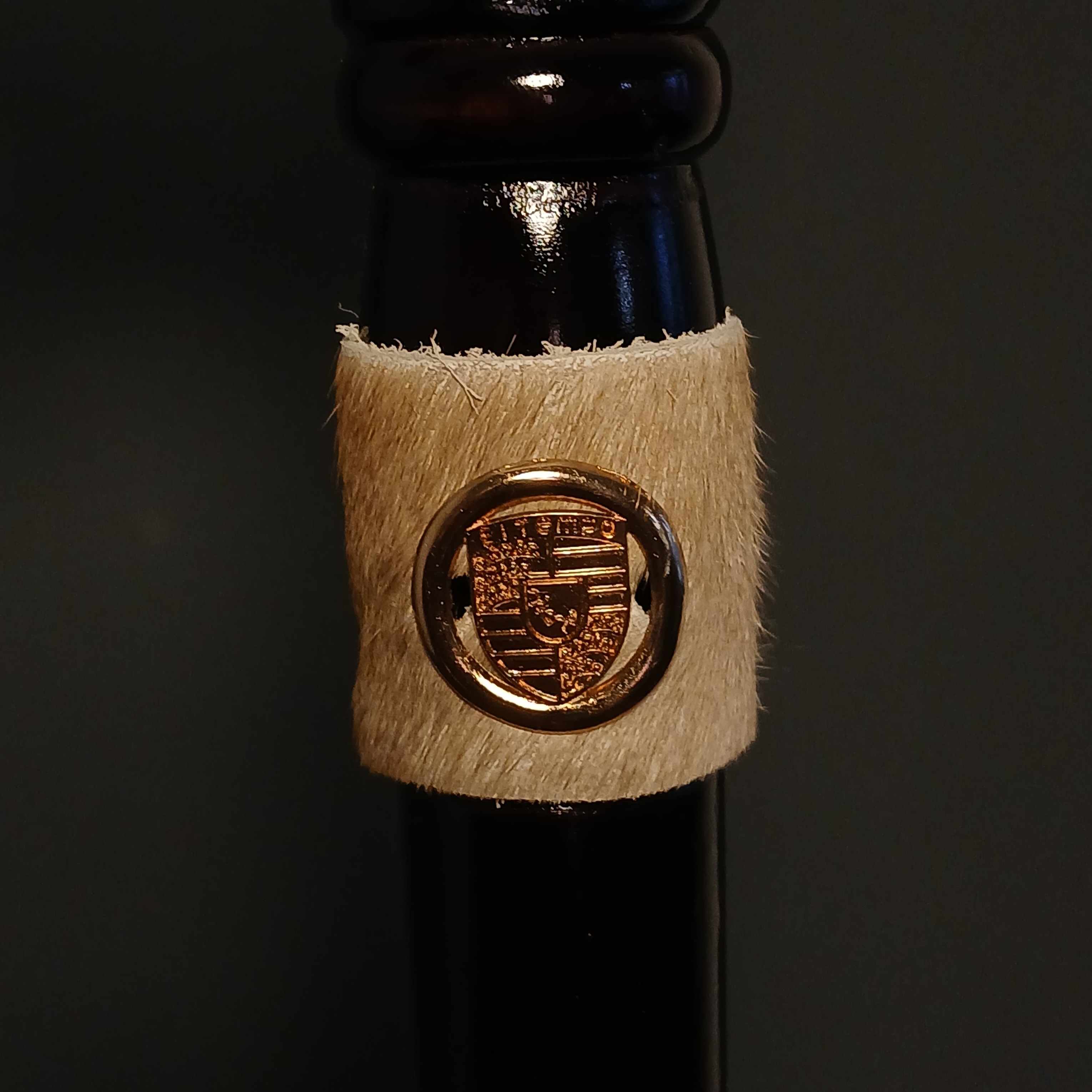 نمای نزدیک از دسته ارگونومیک عصای کاویان ساخته‌شده از چوب آزاد با رنگ تیره و براق