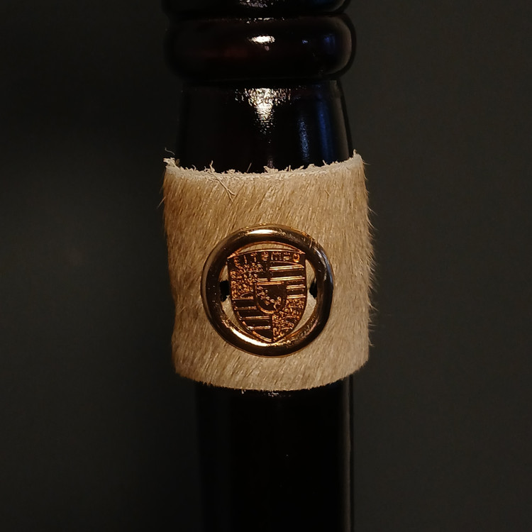 نمای نزدیک از دسته ارگونومیک عصای کاویان ساختهشده از چوب آزاد با رنگ تیره و براق