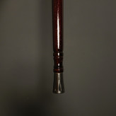 جزئیات لوکس عصا کاویان با نشان فلزی تزئینی روی بدنه و ترکیب اصالت و زیبایی