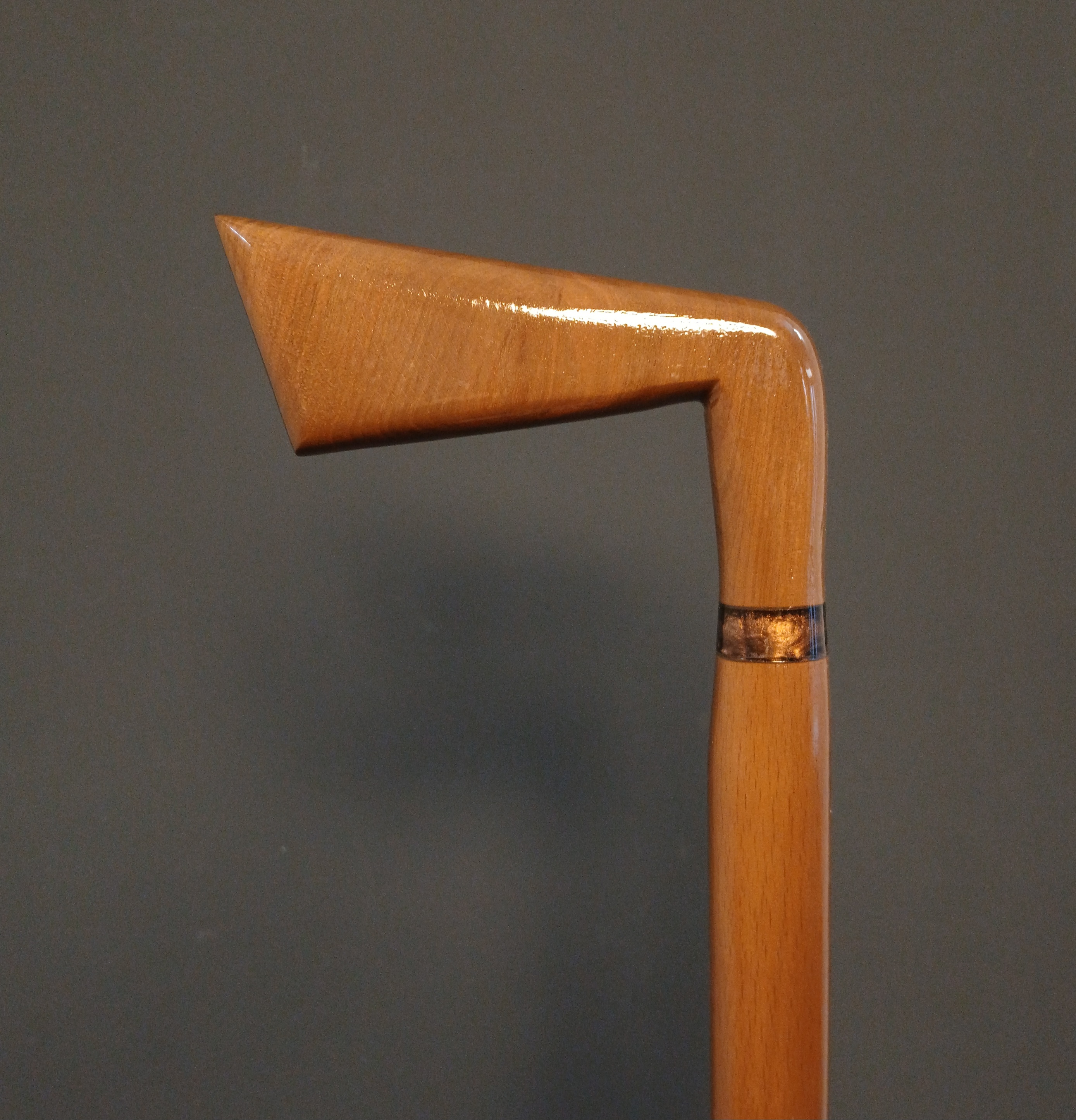 عصا دست‌ساز طرح چوب گلف با دسته گردو و طراحی زاویه‌دار کلاسیک.