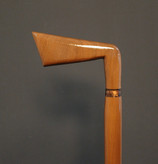 عصا دستساز طرح چوب گلف با دسته گردو و طراحی زاویهدار کلاسیک.