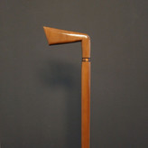 عصای چوبی سبک و مقاوم با بدنه راش گرجستان و رنگ قهوهای عسلی براق.