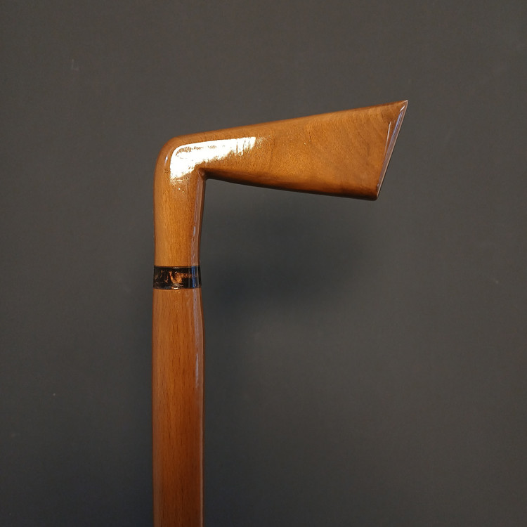 نمای نزدیک از دسته کلاسیک هندسی عصا طرح گلف با حلقه تزئینی رزین