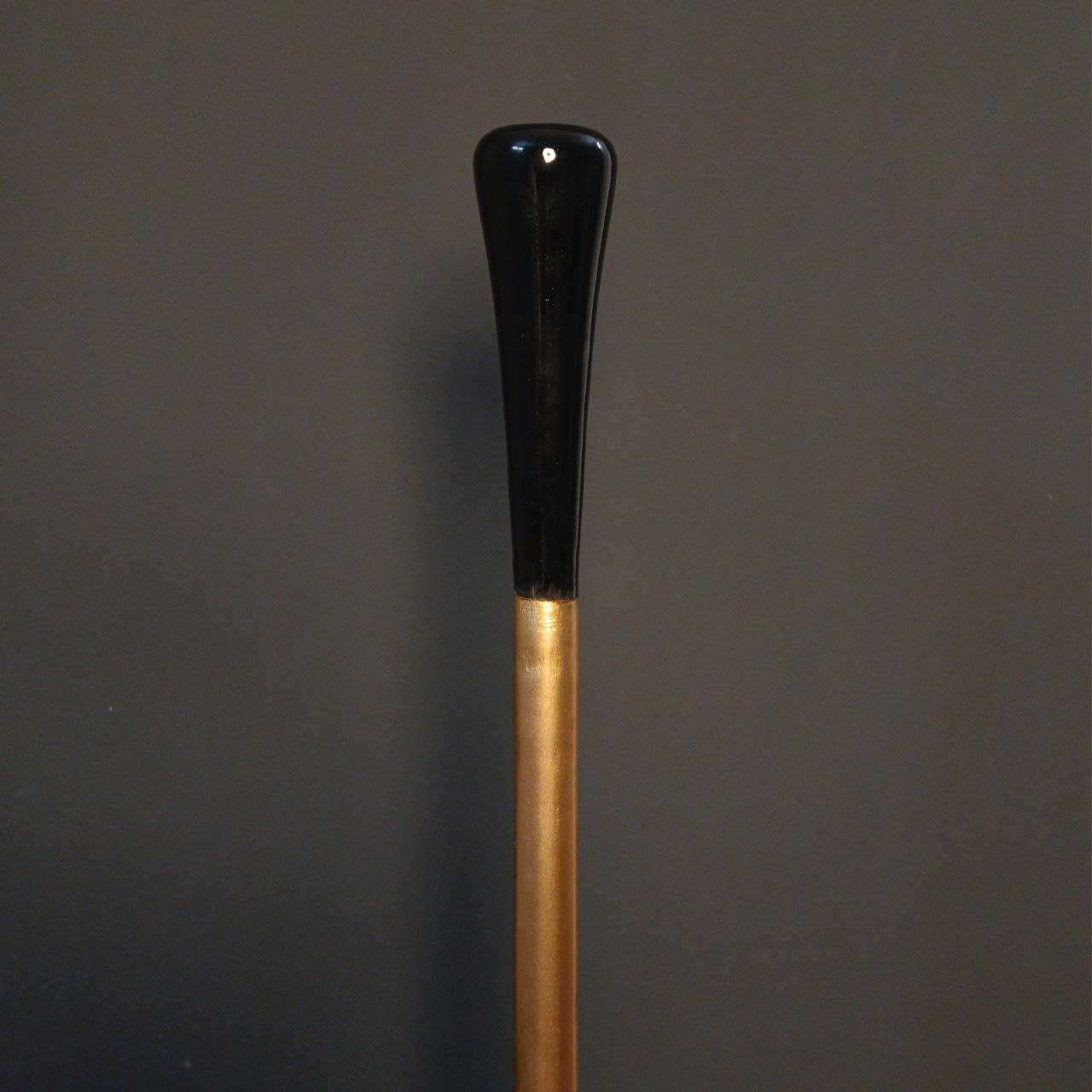 جزئیات دسته رزین مشکی عصا آرتمن، طراحی شاهانه و مدرن