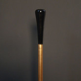 جزئیات دسته رزین مشکی عصا آرتمن، طراحی شاهانه و مدرن