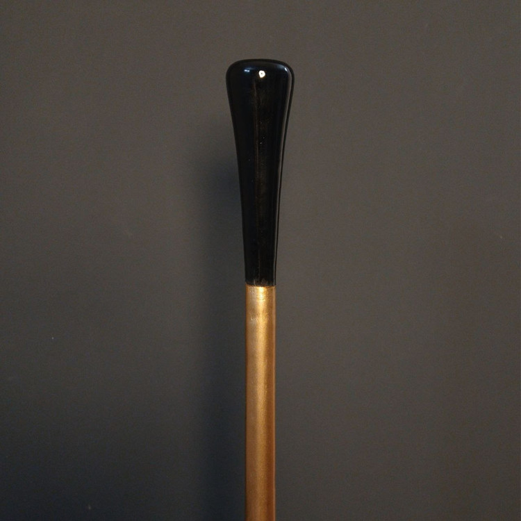 جزئیات دسته رزین مشکی عصا آرتمن، طراحی شاهانه و مدرن