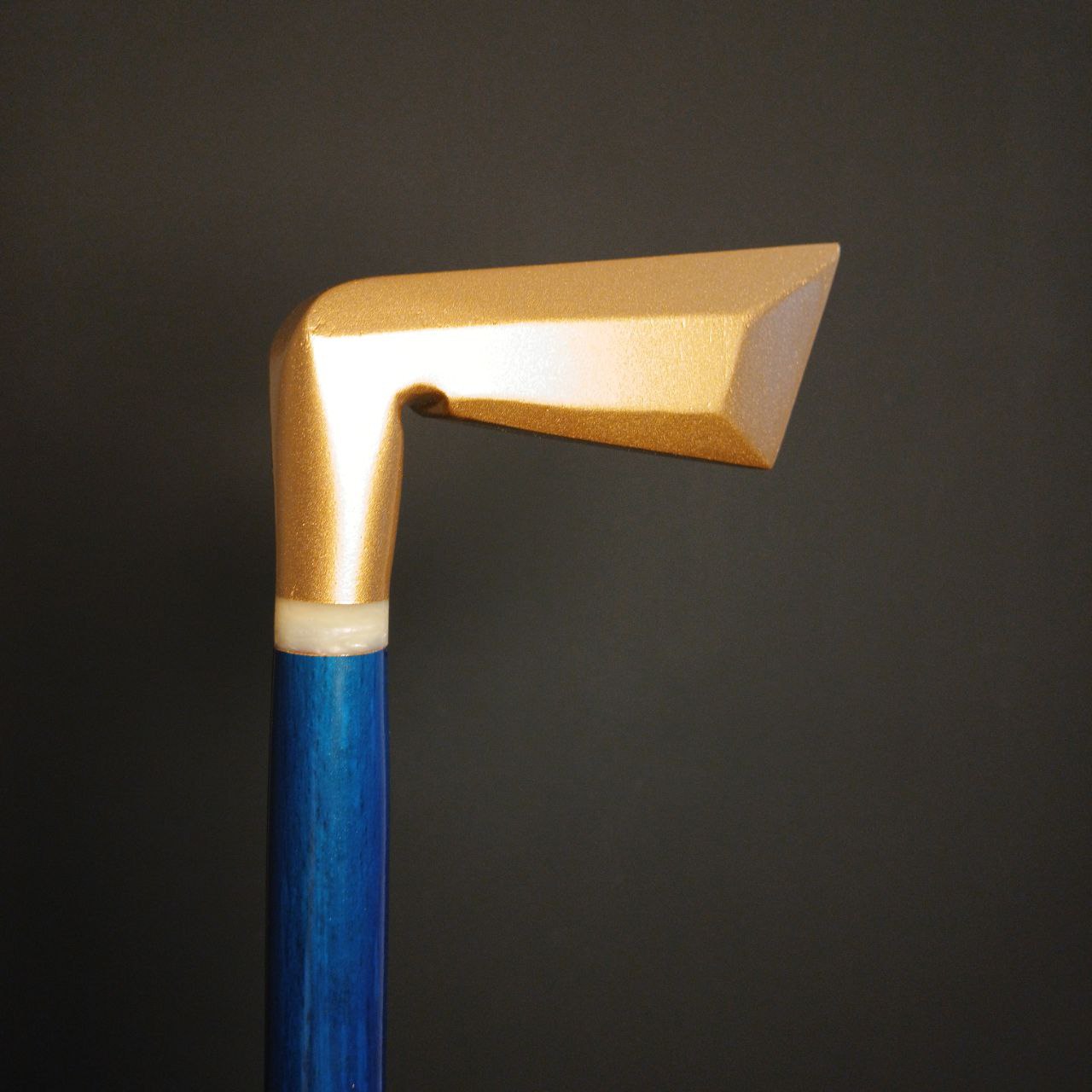 نمای نزدیک از دسته طلایی متالیک چوب گردو با حلقه رزینی صدفی