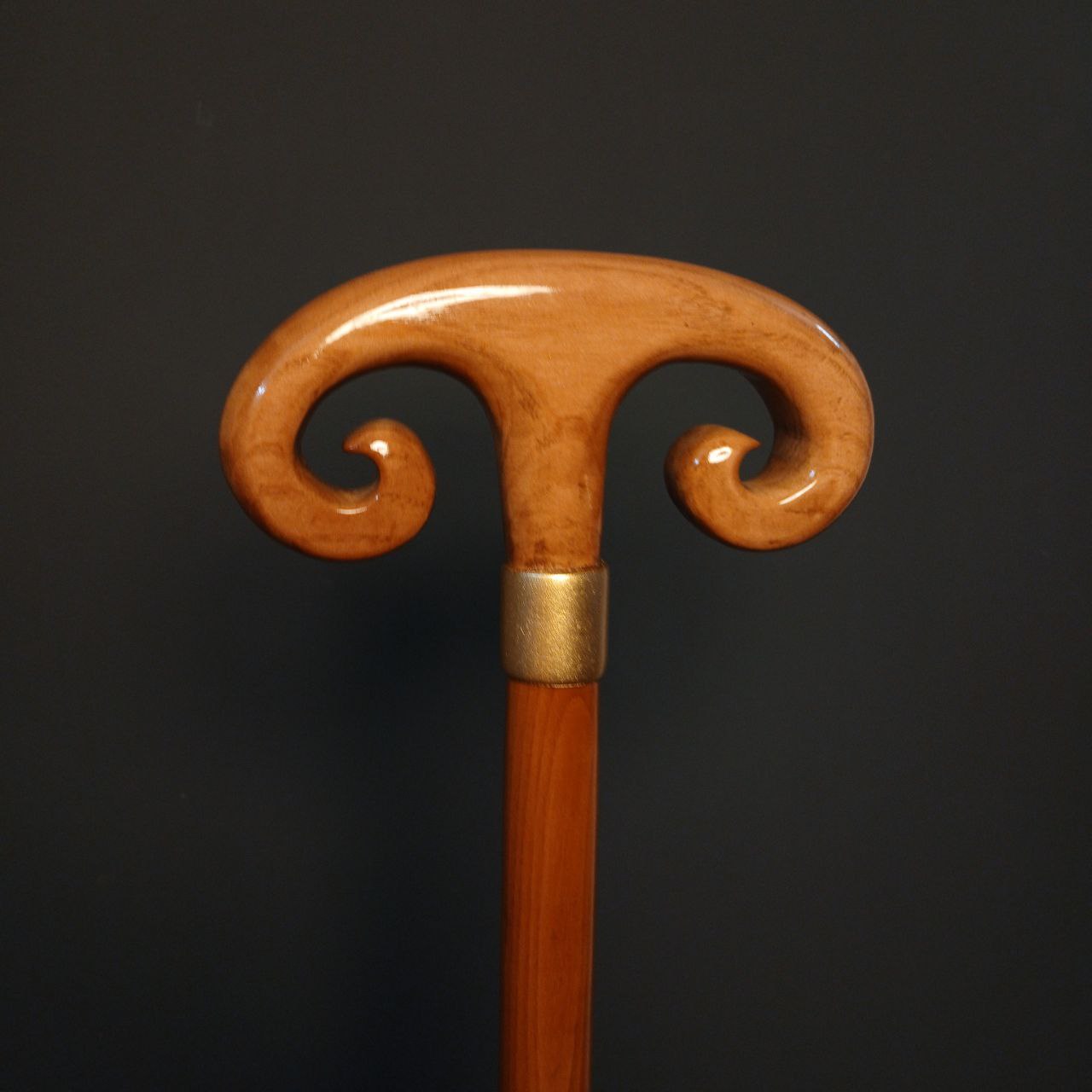 نمای نزدیک از جزئیات دسته چوبی مدل اورانوس