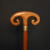 نمای نزدیک از جزئیات دسته چوبی مدل اورانوس