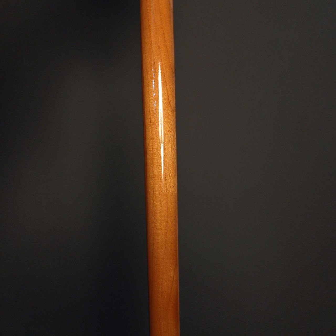 جزئیات بدنه چوب آزاد صیقل‌خورده و رینگ طلایی آلمانی در عصا مدل اورانوس.