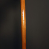 جزئیات بدنه چوب آزاد صیقلخورده و رینگ طلایی آلمانی در عصا مدل اورانوس.