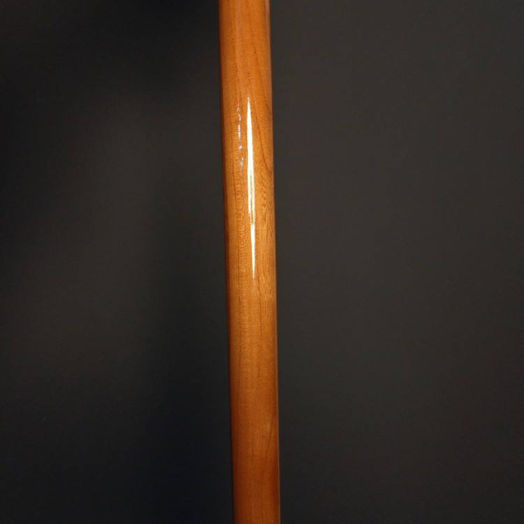 جزئیات بدنه چوب آزاد صیقلخورده و رینگ طلایی آلمانی در عصا مدل اورانوس.