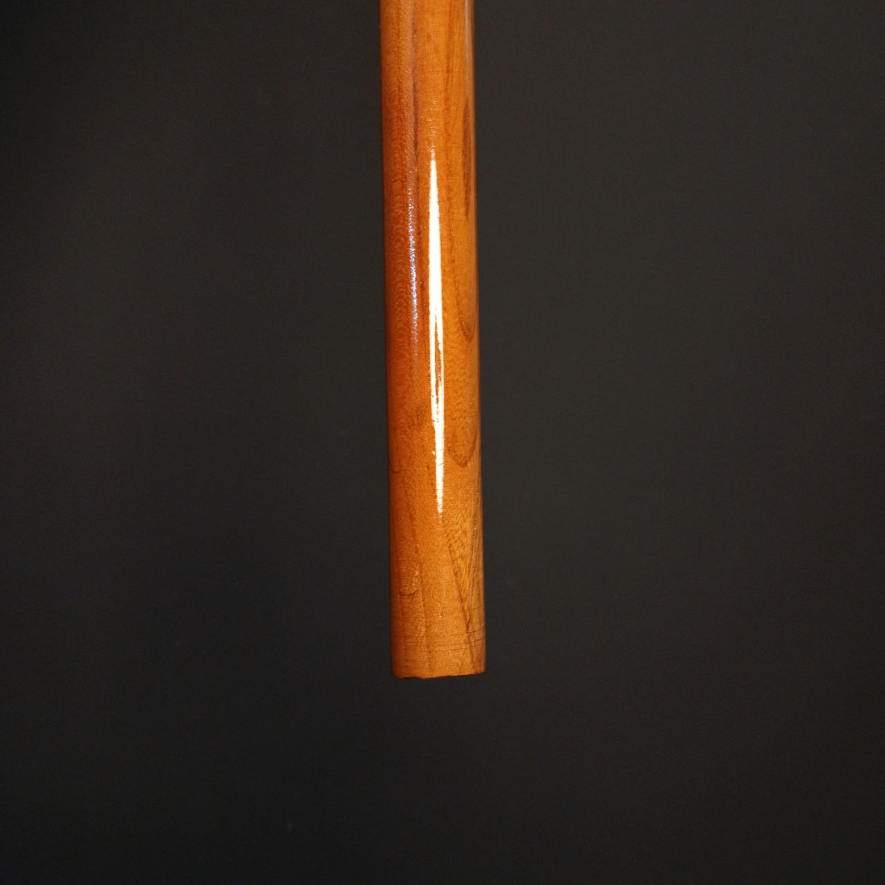 نمای نزدیک دسته چوب ون براق عصا مدل اورانوس با رنگ عسلی و رگه‌های طبیعی.